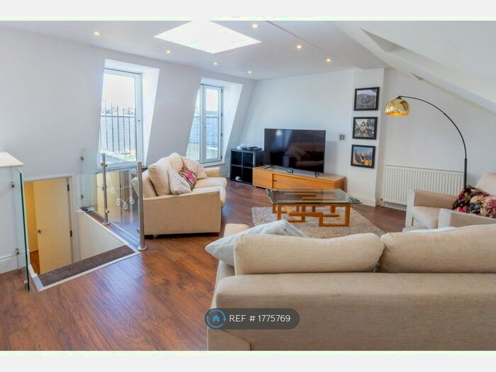 2 Bedroom Flat To Rent In Battersea, London, SW11