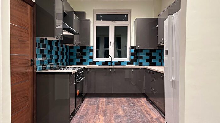 4 Bedroom Town House To Rent In Salisbury Road, Barnet, EN5