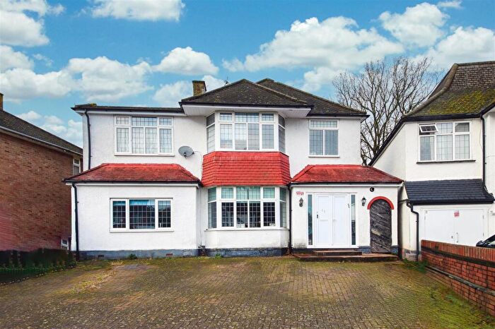 4 Bedroom Detached House For Sale In Kings Drive, Edgware, HA8