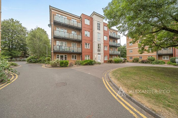 2 Bedroom Flat For Sale In The Parklands, Dunstable, Bedfordshire, LU5