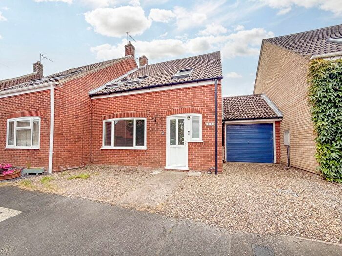3 Bedroom Semi-Detached House For Sale In Sir Williams Close, Aylsham, NR11