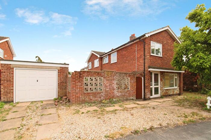 3 Bedroom Semi-Detached House To Rent In Kensington Close, LE2
