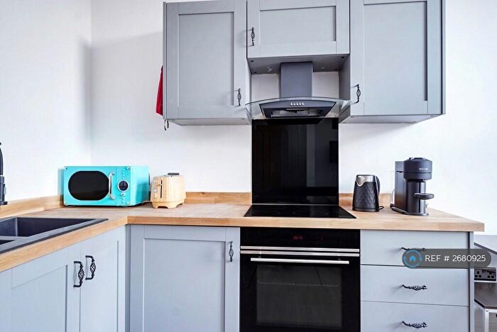 1 Bedroom Flat To Rent In Tudor House, Brighouse, HD6