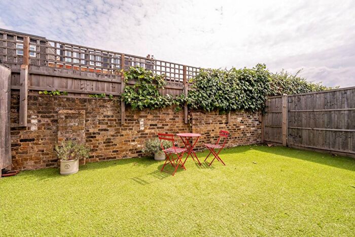 2 Bedroom Property To Rent In Hamilton Road, Twickenham, TW2