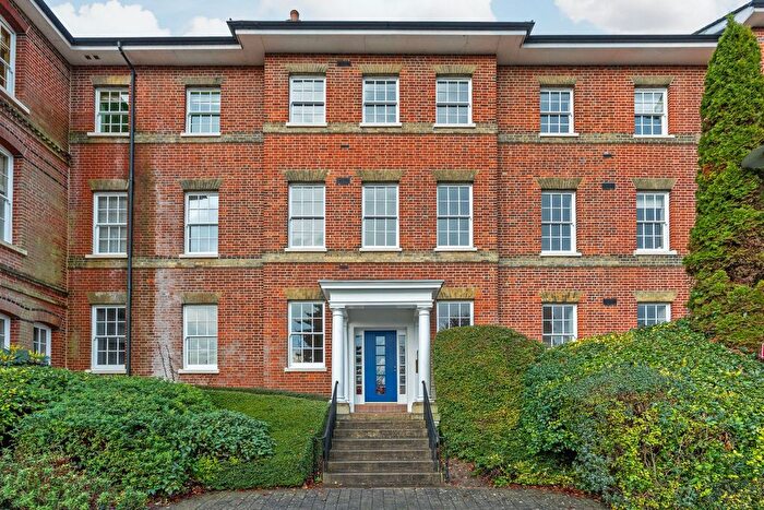 2 Bedroom Flat For Sale In Alison Way, Winchester, SO22