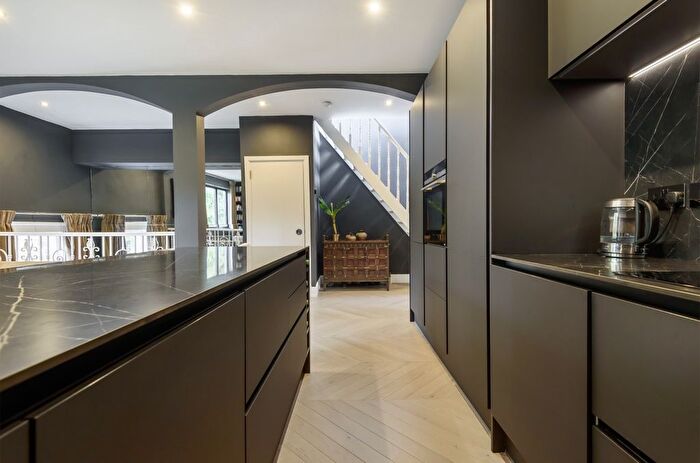 2 Bedroom Flat To Rent In Holland Road, Kensington, London, W14