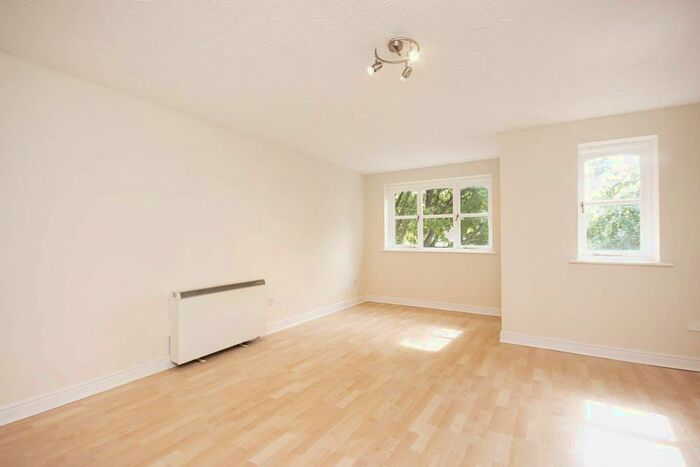 2 Bedroom Flat To Rent In Norwood Close, Cricklewood, London, NW2