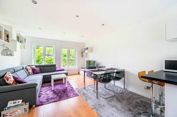 1 Bedroom Flat To Rent In Monarch Mews, Streatham Common, London, SW16