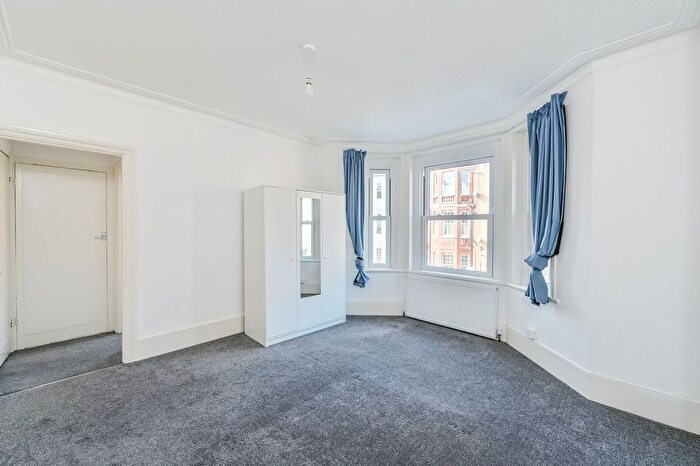 4 Bedroom Flat To Rent In Hackford Road, Oval, London, SW9