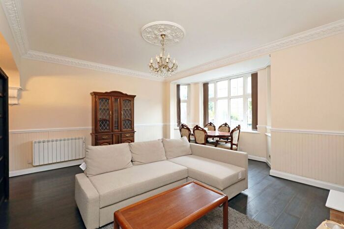 1 Bedroom Flat To Rent In Ross Court, - Putney Hill, SW15