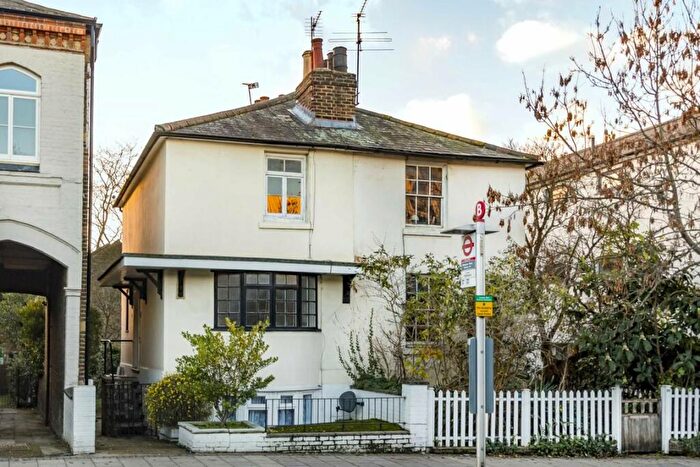 2 Bedroom Flat To Rent In High Street, Hampton Wick, KT1