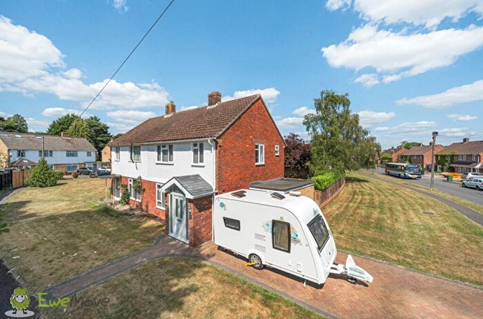 3 Bedroom Semi-Detached House For Sale In Huntsmoor Road, Tadley, Hampshire, RG26