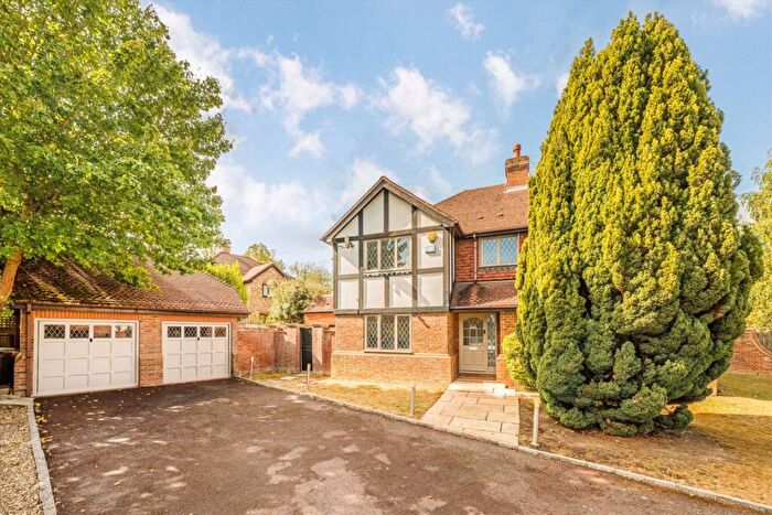 5 Bedroom Detached House For Sale In The Denningtons, Worcester Park, KT4