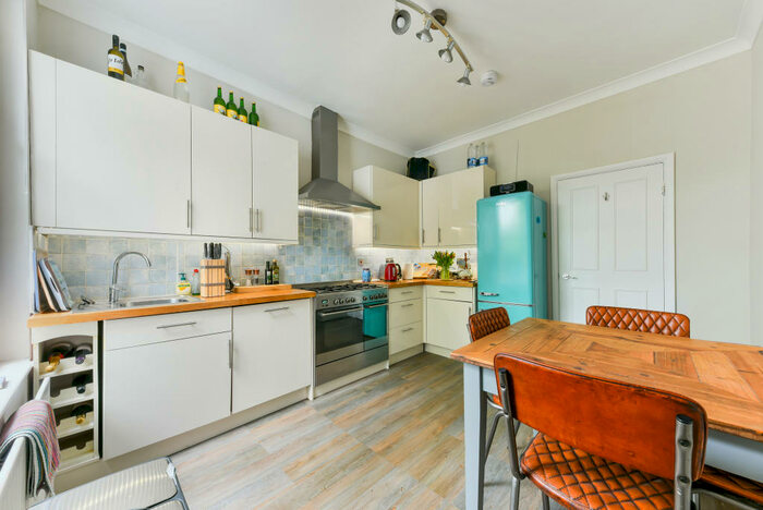 2 Bedroom Flat To Rent In Fernlea Road, SW12