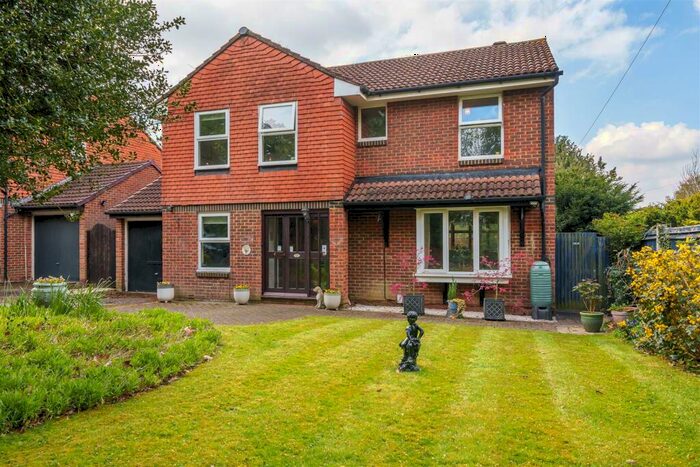 4 Bedroom Detached House To Rent In Grafton Close, Worcester Park, KT4
