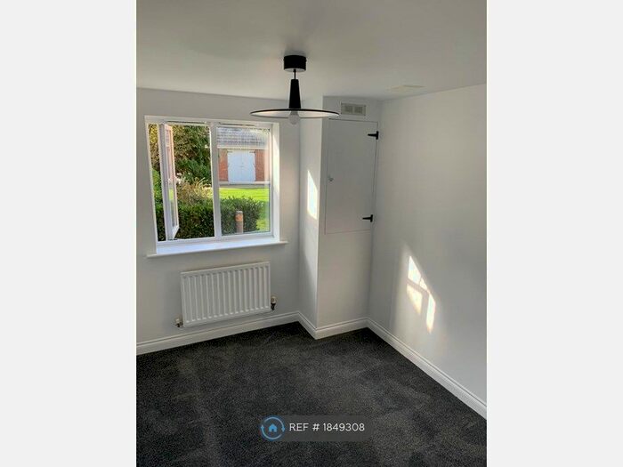 2 Bedroom Flat To Rent In Copthorne Court, Crawley, RH10