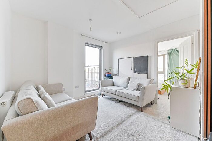 3 Bedroom Flat To Rent In Ikon House, Croydon, Croydon, CR0