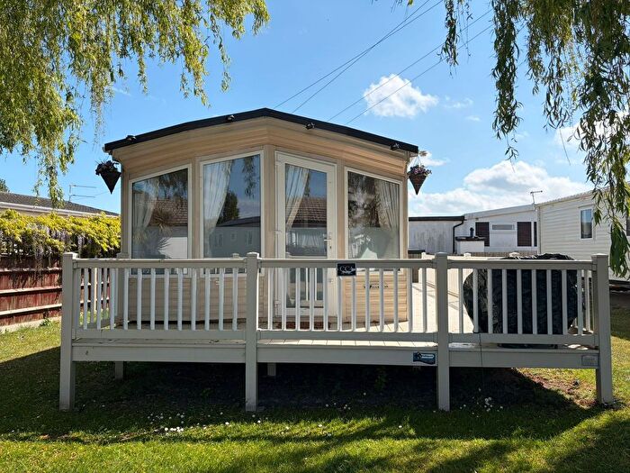 2 Bedroom Mobile/park Home For Sale In Butt Lane, Burgh Castle, NR31