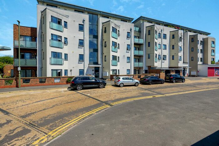 1 Bedroom Flat To Rent In Oak House, Victory Park Road, Addlestone, KT15