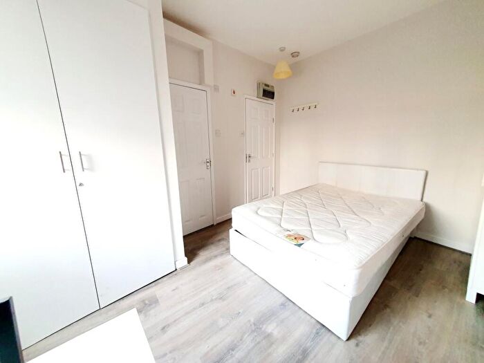 Flat To Rent In Offord Road, Islington, N1
