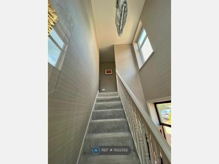 2 Bedroom Flat To Rent In Huguenot Drive, London, N13