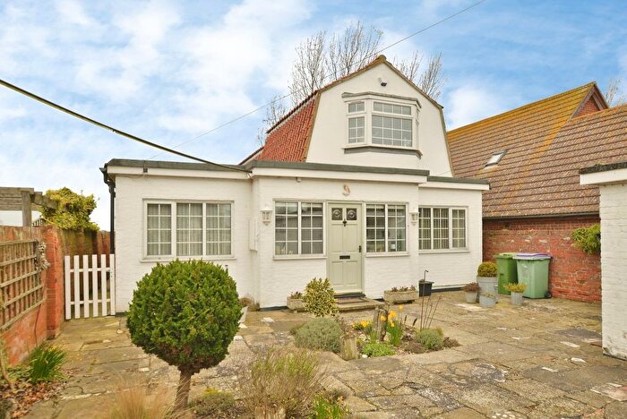 4 Bedroom Bungalow For Sale In Madeira Road, Littlestone, New Romney, Kent, TN28