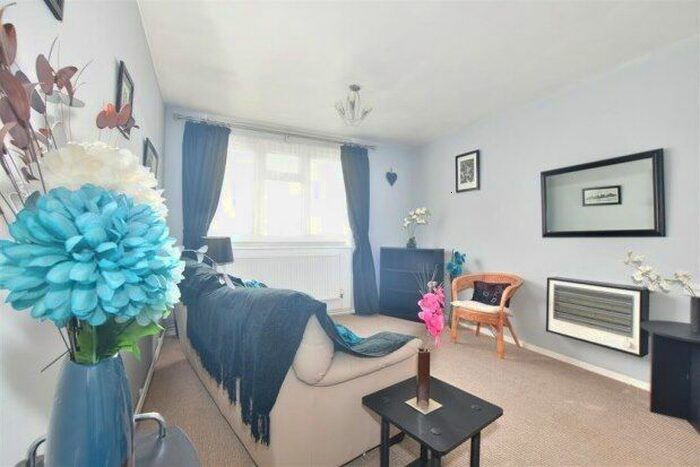 1 Bedroom Flat To Rent In Haldon Close, Chigwell, IG7