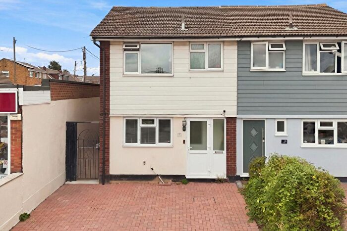 3 Bedroom Semi-Detached House For Sale In Ferry Road, Hockley, SS5