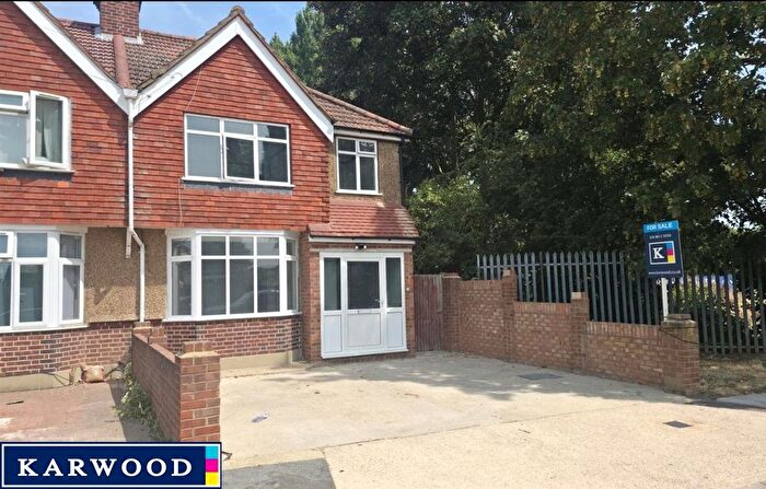 3 Bedroom End Of Terrace House To Rent In Shaftesbury Waye, Hayes, UB4