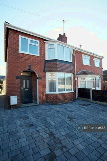 3 Bedroom Semi-Detached House To Rent In Hart Hill Drive, Salford, M5