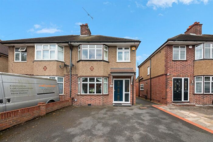 3 Bedroom Semi-Detached House For Sale In Hayes End Drive, Hayes, UB4