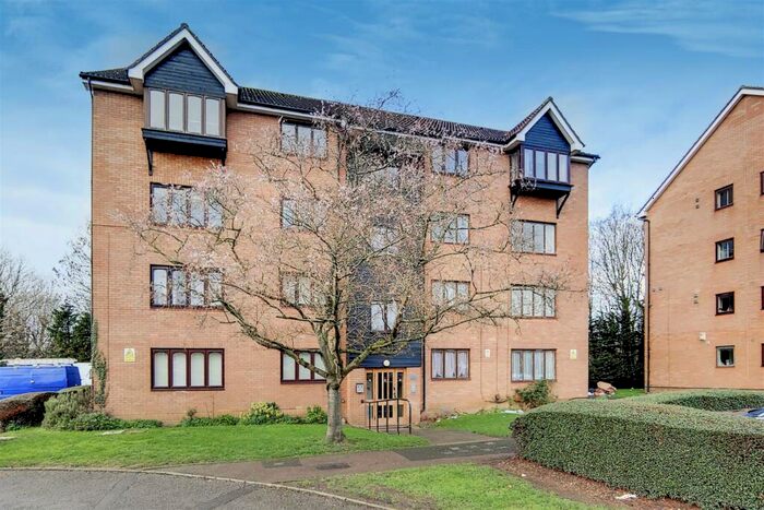 2 Bedroom Flat To Rent In Shepley Mews, Enfield, EN3