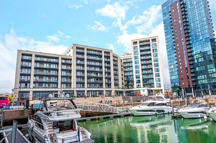 2 Bedroom Flat To Rent In Maritime Walk, Ocean Village, Southampton, SO14