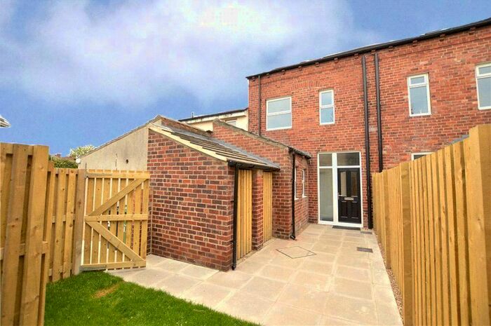 2 Bedroom Town House To Rent In High Street, Kippax, Leeds, West Yorkshire, LS25