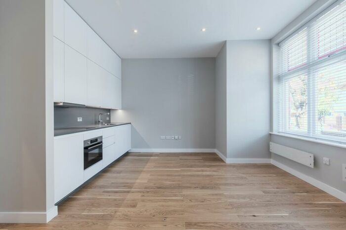 Flat To Rent In Flat Heathfield Park, NW2