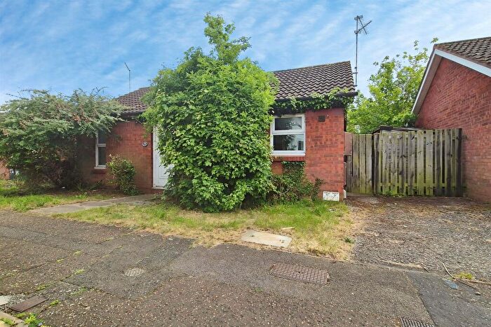 2 Bedroom Detached Bungalow For Sale In Middle Pasture, Peterborough, PE4