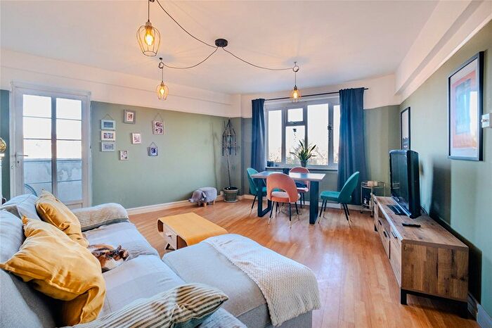 1 Bedroom Flat For Sale In Streatham High Road, London, SW16