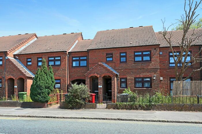 2 Bedroom Flat To Rent In Oban Court, Montem Lane, Slough, SL1