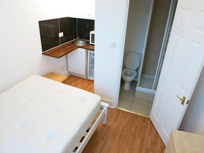 Studio To Rent In High Road, London, N15