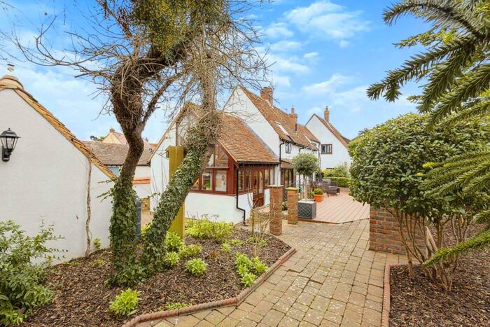 3 Bedroom Detached House For Sale In Bridgeway, Cuddington, Aylesbury, HP18