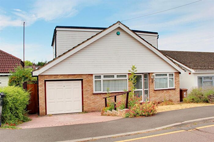 4 Bedroom Detached House For Sale In Birch Grove, Potters Bar, EN6