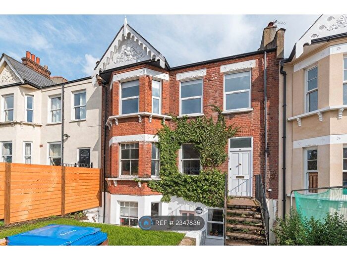 3 Bedroom Flat To Rent In Overhill Road, London, SE22