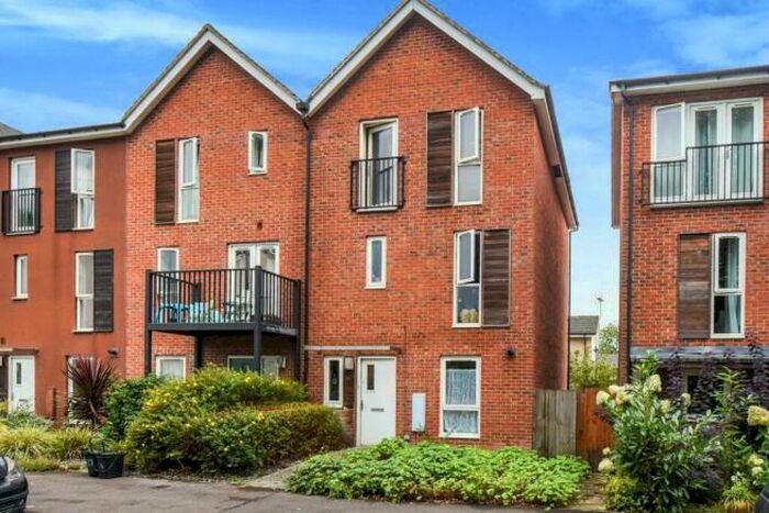 4 Bedroom Town House To Rent In Halifax Road - The Parks, RG12
