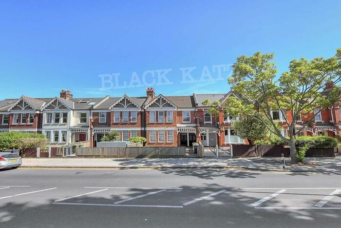 3 Bedroom Flat To Rent In Weir Road, London, SW12