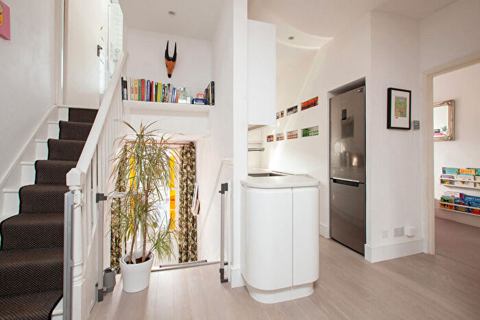 2 Bedroom Apartment To Rent In Green Lanes, London, N4