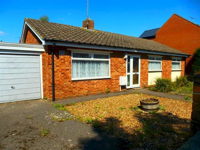 3 Bedroom Bungalow To Rent In Bounty Street, New Bradwell, Milton Keynes, MK13
