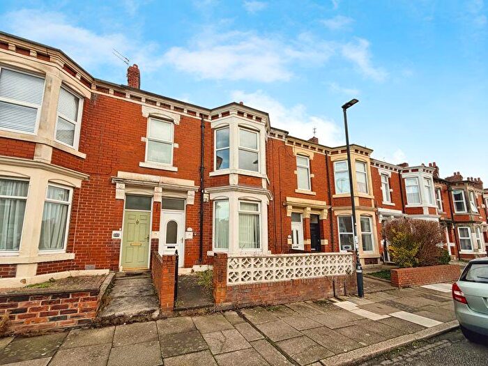2 Bedroom Flat For Sale In Cartington Terrace, Heaton, Newcastle Upon Tyne, NE6