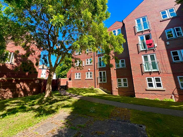 2 Bedroom Flat To Rent In Kensington Terrace, Hyde Park, Leeds, LS6