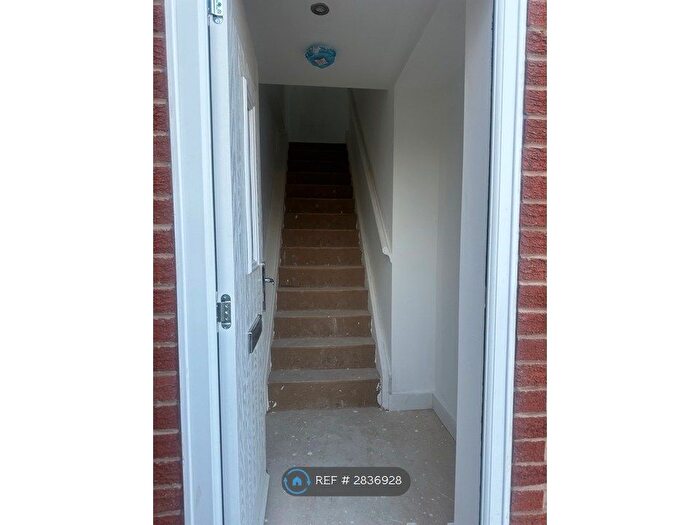 2 Bedroom Flat To Rent In High St, Studley, B80
