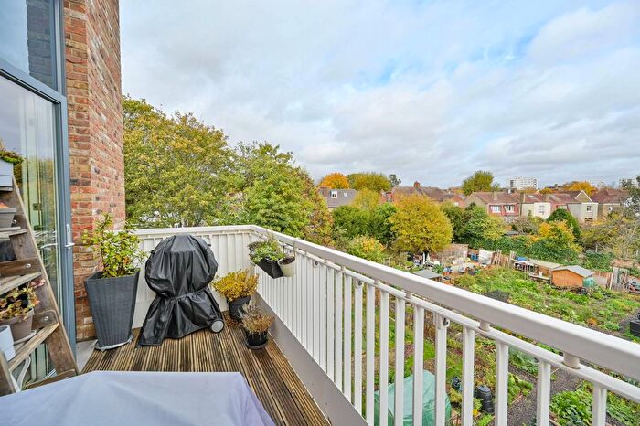 2 Bedroom Flat For Sale In Enfield Road, Acton, London, W3